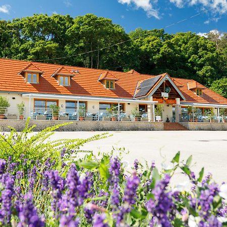Lepke Apartmanhaz Es Etterem Tihany Luaran gambar