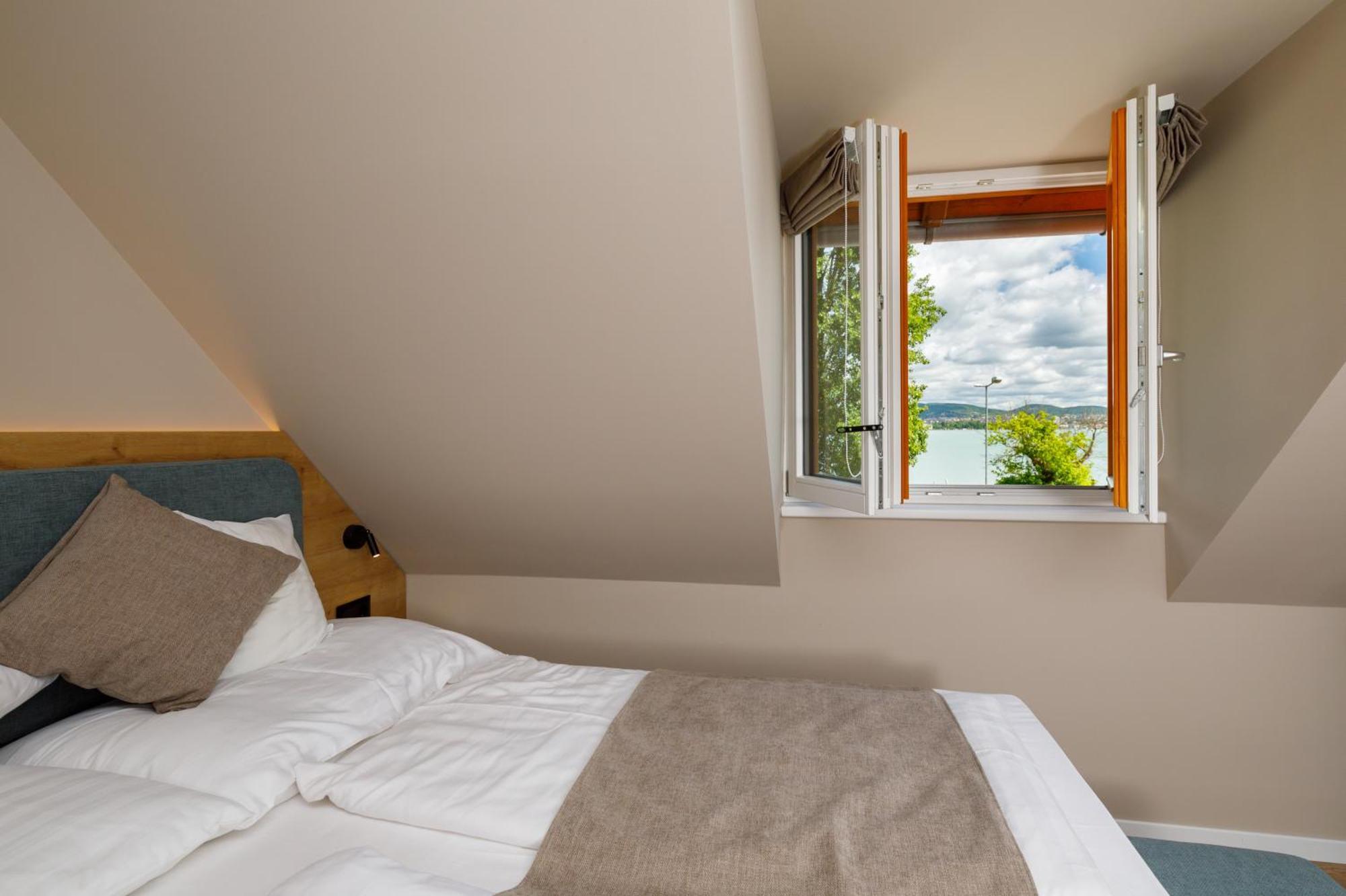 Lepke Apartmanhaz Es Etterem Tihany Luaran gambar