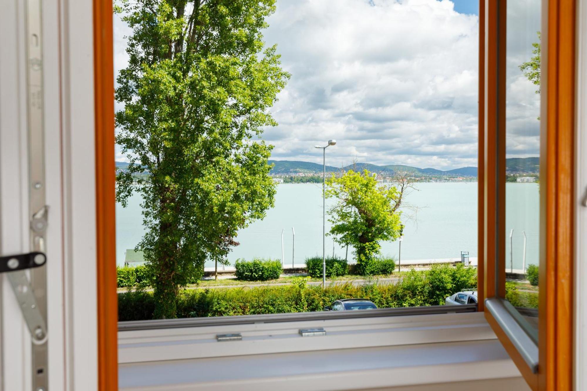Lepke Apartmanhaz Es Etterem Tihany Luaran gambar