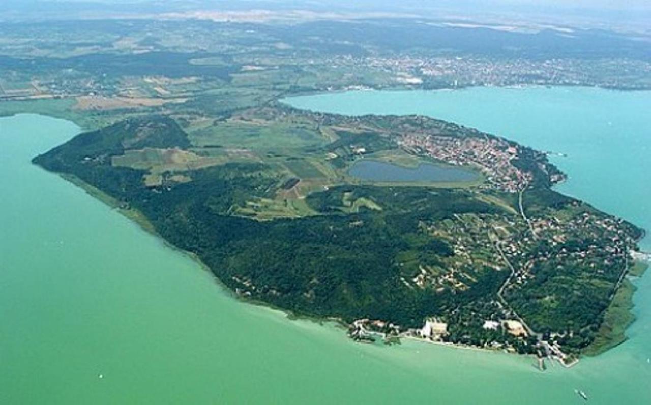 Lepke Apartmanhaz Es Etterem Tihany Luaran gambar